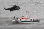 Der DGzRS-Rettungskreuzer HANNES GLOGNER und der Marinefliegerhubschrauber 89+57, ein Westland Sea King MK 41, whrend einer Seenotrettungsbung am 28.07.2013 in Bremerhaven.

