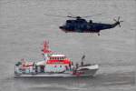 Der DGzRS Seenotkreuzer HERMANN RUDOLF MEYER während einer SAR-Übung mit dem Marine-Hubschrauber 89+55, ein Westland Sea King MK 41, auf der Weser vor Bremerhaven. 14.08.2015