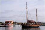 Segelschiff HANNE MARIE und Seenotrettungsboot HEINZ ORTH in Freest am Peenestrom. Aufnahmedatum: 03.09.2005