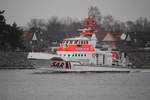 Der Seenotrettungskreuzer Hans Hackmack auf ihrem Seeweg von Rostock nach Burgstaaken beim Auslaufen am 25.01.2019 in Warnemünde.