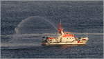 Der Seenotrettungskreuzer HERMANN RUDOLF MEYER beteiligte sich mit einer Wasserfontäne am Begrüßungskorso für die POLARSTERN, die nach 13-monatiger Polarexpedition in ihren Heimathafen Bremerhaven zurückkehrte. 12.10.2020