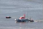 Keine bung sondern ernster Einsatz: der Seenotkreuzer HERMANN RUDOLF MEYER und sein Tochterboot CHRISTIAN schleppen ein Segelboot in die Geestemndung. Begleitet werden sie von einem Polizei-Schlauchboot. 30.08.2008