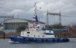 Schlepper FAIRPLAY V, IMO 8306668, luft dem Schleppzug mit der ID RED SEA voraus zum Wendeplatz am Vorwerker Huk im Lbecker Vorwerkerhafen...