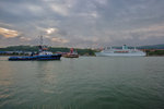 Der polnische Schlepper URAN (Fairplay-Towage) im Hafen von Sassnitz auf dem Weg zum „Das Traumschiff  die MS Deutschland.