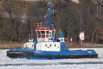 Schlepper FAIRPLAY I; Eigner/Betreiber: Fairplay; Aufnahmeort: Elbe/Hafen Hamburg, Deutschland; Datum: 08.02.2012; Info: (IMO 9365128), Schottel ASD Tug / Lüa 25,0 m, Büa 11,2 m, Tg 5,0/5,35 m / GRT 308 / 2 ABC 8MDZC 4-Takt-Diesel, ges. 3700 kW, 5030 PS, 2 Schottel SRP 1515 CP in Kort-Düse, 12,3 kn, Pfahlzug 72 t / 2007 bei Astilleros Armon Navia, Spanien / Flagge D, Heimathafen Hamburg. Die Doppeltrommel-Schleppwinde ist auf der Back montiert, die Schiffsassistenz wird primär über den Bug gefahren, beim Schleppen über das Heck wird der Draht durch einen Tunnel unter den Aufbauten auf das Achterdeck geführt. Das Bild zeigt die FAIRPLAY I auf Höhe Finkenwerder bei starkem Eisgang.