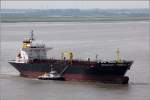 Die 2001 gebaute SEABASS (IMO 9251640) kommt am 22.05.2014 die Weser herunter und passiert Bremerhaven. Dieses Tankschiff ist 178 m lang, 28 m breit, hat eine GT von 21.353 und eine DWT von 32.445 t. Heimathafen ist Bremen. Die WESERLOTSE ist zum Lotsenwechsel längsseits gegangen.