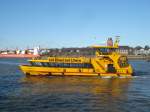 ALTENWERDER  am 3.4.2010 auf Linie 62 im Khlfleet vor dem Anleger Finkenwerder / HADAG-Fhrschiff Typ 2000 (Bgeleisen) / im Hintergrund auf der Elbe MS CAP PASLEY der Hamburg Sd