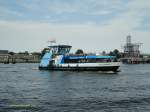 WILHELMSBURG (3) (ENI 048 06970) mit Werbung fr „Basler Versicherung“ am 24.7.2013, Hamburg Khlfleet, Linie 64 vor dem Anleger Finkenwerder /  Einmann-Fhrschiff Typ 2000 / HADAG / La