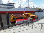 WOLFGANG BORCHERT (ENI 05114630) am 4.5.2016,, Hamburg, Elbe, beim bebunkern an der Wassertankstelle Vorsetzen /

Fährschiff / HADAG Seetouristik und Fährdienst AG, Hamburg  / 2006 nach Umbau bei SBB, Ootkaten, Lüa 28,0 m, B 7,75 m, Tg 1,5 m / 1 Diesel , Deutz, 550 kW (748 PS),  11 kn / 250 Pass. / 1993 bei Heinrich Grube Schiffswerft, Hamburg-Oortkaten, Lüa 27,76 m, B 6,45 m, Tg 1,4 m, 210 Pass. / 
