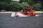 Am 13.06.2008 ist die MS Tollerort mit voller Fahrt auf der Elbe unterwegs. Sie ist seit dem 19. Juli 2006 auf den Fhrlinien 61, 62, 64 und 75 unterwegs. Auf der Linie 73 kommen keine Schiffe vom Typ 2000 zum Einsatz, da die Argentinienbrcke nicht hoch genug ist. Wie man gut erkennen kann, schlagen die Wellen vom Bug ber das Oberdeck und dort erhalten die Fahrgste eine gratis Dusche. Ich selbst stand vollkommen durchnsst auf der Reeperbahn. Aber bitte kein Mitleid, denn es hat richtig viel Spa gemacht ;-)