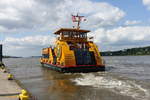 TOLLERORT (1) (ENI 048 05060) am 21.8.2019, Hamburg, Elbe, vor dem Anleger Bubendeyufer /    Einmann-Fährschiff Typ 2000 / HADAG / Lüa 29,95 m, B 8,15 m, Tg 1,7 m / 2 Diesel, 2