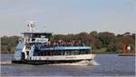 Die 2006 gebaute Hafenfähre WILHELMSBURG (ENI 04806970) kurz vor der Ankunft in Finkenwerder. Sie ist 29,95 m lang, 8,15 m breit und bietet 250 Personen Platz. 07.10.2019