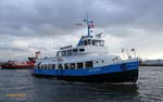 KIRCHDORF (ENI 05100560), Typschiff IIIc,  in neuer noch unvollständiger Farbgebung, am 9.3.2020 in der Hafenrundfahrt, Hamburg, Elbe, vor den Landungsbrücken /    Hafenfähre / Lüa