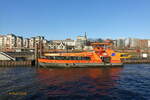 KEHRWIEDER (ENI 04813370) (H 6082) am 17.12.2022, Hamburg, Elbe, am HADAG Betriebshof St. Pauli /
Hafenfähre, HADAG Typ 2020 / Lüa 29,5 m, B 8,4 m, Tg 1,75 m / Antriebsanlage: 2 Diesel Scania Di13 070 M, 370 kW (503 PS), 1 Siemens-EcoProp Hybrid-Antriebssystem (Variante mit Pella Sietas-optimiertem Propellerantrieb, 2x 225 kW (306 PS) Propulsionsleistung) / 2 konventionelle Wellen mit je 2 E-Fahrmotoren, 2 Schaffran-Festpropeller, 12 kn / vorn und hinten je ein Querstrahlruder á 80 kW (110 PS)  / gebaut 2018 bei Pella-Sietas-Werft in Hamburg-Neuenfelde als Typ 190 mit der Bau-Nr. 1315
