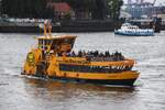 Hafenfähre TOLLERORT bei der Anfahrt auf St.Pauli Landungsbrücken / gesehen in Hamburg (Deutschland), 09.10.2020