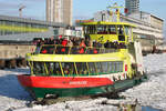 Hadag Hafenfähre OORTKATEN; Eigner/Betreiber: Hadag; Aufnahmeort: Elbe/Hafen Hamburg, Deutschland; Datum: 08.02.2012; Info: MMSI 211462080 vor dem Anleger Docklands/Fischereihafen bei Eisgang,