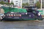 Hadag Hafenfähre TOLLERORT; Eigner/Betreiber: Hadag; Aufnahmeort: Elbe/Hafen Hamburg, Deutschland; Datum: 10.06.2015; Info:(ENI 048 05060) Einmann-Fährschiff Typ 2000 / Lüa 29,95 m, B 8,15 m, Tg 1,7 m / 2 Diesel, 2 Ruder-Propeller, 12 kn / 2016 Zulassung für 380 Pass. / gebaut 2006 bei SSB, Oortkaten, Hamburg. Das Bild zeigt die Tollerort an den St.Pauli Landungsbrücken mit der Rickmer Rickmers im Hintergrund.