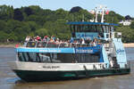 Hadag Hafenfähre WILHELMSBURG; Eigner/Betreiber: Hadag; Aufnahmeort: Elbe/Hafen Hamburg, Deutschland; Datum: 10.06.2015; Info: (ENI 048 06970), Einmann-Fährschiff Typ 2000 / HADAG / Lüa 29,85 m, B 8,13 m, Tg 1,7 m / 2 Diesel, 2 Ruder-Propeller, 12 kn / 250 Pax. / 2008 bei SSB, Oortkaten, Hamburg. Das Bild zeigt die WILHELMSBURG mit Fahrtrichtung Finkenwerder auf Höhe Bubendey Ufer.
