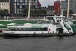 Hadag Hafenfähre HARBURG; Eigner/Betreiber: Hadag; Aufnahmeort: Elbe/Hafen Hamburg, Deutschland; Datum: 03.06.2025; Info: (ENI 048 07990) Einmann-Fährschiff Typ 2000 / HADAG / Lüa 29,85 m, B 8,13 m, Tg 1,7 m / 2 Diesel, 2 Ruder-Propeller, 12 kn / 250 Pass. / 2009 bei SSB, Oortkaten, Hamburg. Das Bild zeigt die HARBURG an den St.Pauli-Landungsbrücken.