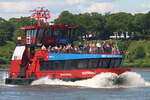 Hadag Hafenfähre REEPERBAHN; Eigner/Betreiber: Hadag; Aufnahmeort: Elbe/Hafen Hamburg, Deutschland; Datum: 10.06.2015; Info: (ENI 051 17160)  Einmann-Fährschiff Typ 2000 / HADAG / Lüa 29,97 m, B 8,06 m, Tg 1,5 m / 2 Diesel, 2 Ruder-Propeller, 12 kn / 250 Pass. / 2000 bei Grube, Oortkaten, Hamburg. Das Bild zeigt die REEPERBAHN oberhalb Teufelsbrück.