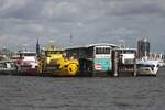 Die drei neuen Hadag Hafenfähren GRASBROOK, NEULAND und FINKENWERDER; Eigner/Betreiber: Hadag; Aufnahmeort: Elbe/Hafen Hamburg, Deutschland; Datum: 11.07.2025; Info: Das Bild zeigt das Trio am  Hadag-Werksanleger nahe der Fischauktionshalle.