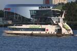 Hadag Hafenfähre HARBURG; Eigner/Betreiber: Hadag; Aufnahmeort: Elbe/Hafen Hamburg, Deutschland; Datum: 28.07.2025; Info: (ENI 048 07990) Einmann-Fährschiff Typ 2000 / HADAG / Lüa 29,85 m, B 8,13 m, Tg 1,7 m / 2 Diesel, 2 Ruder-Propeller, 12 kn / 250 Pass. / 2009 bei SSB, Oortkaten, Hamburg. Das Bild zeigt die HARBURG vor den St.Pauli-Landungsbrücken.