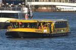 Hadag Hafenfähre REIHERSTIEG; Eigner/Betreiber: Hadag; Aufnahmeort: Elbe/Hafen Hamburg, Deutschland; Datum: 14.07.2025; Info:(ENI 04811570) Hafenfährschiff (Typ Flachschiff) / Lüa 27,2 m, B 7,8 m, Tg 1,6 m / 1 Diesel, Volvo Penta D13 500 MH, 321 kW (437 PS), 1 Festpropeller , Beckerruder, Hilfsantrieb: Volvo Penta D7 mit Schottel –Waterjet, J 57 RD, 177 kW (240 PS), als Querstrahlruder und 2. Antrieb. Das Bild zeigt die Reiherstieg vor den St. Pauli-Landungsbrücken. Sie wird vorrangig für den Shuttle zu den Musicals am Südufer der Elbe genutzt, kommt aber auch auf Nebenstrecken im Linienverkehr zum Einsatz.
