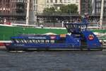 Hadag Hafenfähre WILHELMSBURG; Eigner/Betreiber: Hadag; Aufnahmeort: Elbe/Hafen Hamburg, Deutschland; Datum: 13.06.2025; Info: (ENI 048 06970), Einmann-Fährschiff Typ 2000 / HADAG / Lüa 29,85 m, B 8,13 m, Tg 1,7 m / 2 Diesel, 2 Ruder-Propeller, 12 kn / 250 Pax. / 2008 bei SSB, Oortkaten, Hamburg. Das Bild zeigt die WILHELMSBURG vor den St.Pauli Landungsbrücken