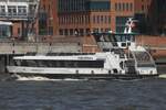 Hadag Hafenfähre HAFENCITY (ENI 05116730); Eigner/Betreiber: Hadag; Datum: 13.06.2025; Aufnahmeort: Elbe/Hafen Hamburg, Deutschland. Das Bild zeigt die HAFENCITY oberhalb des Anlegers Dockland.