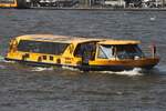 Hadag Hafenfähre NALA (H 6004); Eigner/Betreiber: Hadag; Datum: 13.06.2025; Aufnahmeort: Elbe/Hafen Hamburg, Deutschland.  Das Bild zeigt die NALA vor den St.Pauli Landungsbrücken. Sie wird überwiegend für den Shuttle zu den am S& ...