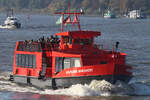 Hadag Hafenfähre WOLFGANG BORCHERT (ENI 05114630); Eigner/Betreiber: Hadag; Datum: 13.10.2025; Aufnahmeort: Elbe/Hafen Hamburg, Deutschland. Das Bild zeigt die WOLFGANG BORCHERT nun in knallrot und ohne Werbung nahe dem Fähranleger Bubendey-Ufer. 