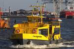 Hadag Hafenfähre FALKENSTEIN (ENI 05113840); Eigner/Betreiber: Hadag; Datum: 28.09.2025; Aufnahmeort: Elbe/Hafen Hamburg, Deutschland. Das Bild zeigt die FALKENSTEIN oberhalb der St.Pauli Landungsbrücken.