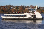 Hadag Hafenfähre ÖVELGÖNNE (ENI 04804520); Eigner/Betreiber: Hadag; Datum: 06.11.2025; Aufnahmeort: Elbe/Hafen Hamburg, Deutschland. Das Bild zeigt die ÖVELGÖNNE nach einem längeren Werftaufenthalt nun ganz in Weiß.