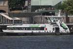Hadag Hafenfähre HARBURG (ENI 04807990); Eigner/Betreiber: Hadag; Datum: 20.05.2025; Aufnahmeort: Elbe/Hafen Hamburg, Deutschland. Das Bild zeigt die HARBURG vor den St.Pauli Landungsbrücken.
