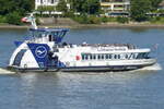 Hadag Hafenfähre HAMBURGENSIE (ENI 04810920). Auf der Elbe bei Hamburg-Finkenwerder, Deutschland. Datum: 18.08.2025