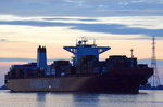 Bei dem letzten bisschen Licht läuft der Hamburg-Süd Containerriese Cap San Antonio IMO-Nummer:9622241 Flagge:Liberia Länge:333.0m Breite:48.0m Baujahr:2014 Bauwerft:Hyundai Heavy