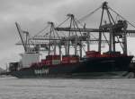 Containerschiff  Glasgow Express  von Hapag Lloyd in der vereisten Elbe in Hamburg, 10.2.2012