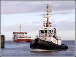Whrend das Lotsenstationsschiff ELBE (IMO 9199957) Cuxhaven verlsst, luft der Schlepper TAUCHER O. WULF 3 (IMO 5419244) ein. 22.01.2008