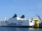Das Scandlines HANSA Fährschiff MECKLENBURG-VORPOMMERN (Route Trelleborg - Rostock), IMO: 9131797, Länge 200 m, Breite 30 m, im Rostocker Hafen, 23.09.2010  