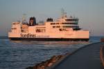 Scandlines-Fähre Deutschland, einlaufend im Abendrot in Puttgarden.