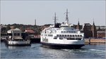Die 1997 gebaute HAMLET (IMO 9150030) läuft von Helsingborg (Schweden) kommend in Fährhafen von Helsingør (Dänemark) ein. Sie ist 111,2 m lang und 28,22 m breit, hat eine GT von 10.067 und kann 238 Fahrzeuge sowie 1.000 Passageiere befördern. Heimathafen ist Helsingør (Dänemark).