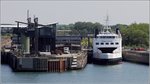 Die 1976 gebaute HOLGER DANSKE (IMO 7432202) liegt am 05.06.2016 in Rødbyhavn auf Lolland. Sie ist 86,80 m lang und 13,39 m breit, hat eine GT/BRZ von 2.779 und eine DWT von 590 t. Sie kann 60 PKW und 600 Personen befördern. Heimathafen ist Kalundborg. Sie wird für Gefahrguttransporte und als Reservefähre auf der Vogelfluglinie zwischen Rødbyhavn (Dänemark) und Puttgarden (Deutschland) eingesetzt.