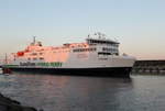 Die Scandlines Hybrid Ferry Copenhagen auf dem Weg von Rostock-Überseehafen nach Gedser beim Auslaufen am Morgen des 19.06.2017 gegen 04:55 Uhr