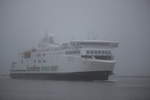 Die Scandlines Hybrid Ferry Berlin auf ihrem Seeweg von Gedser nach Rostock-Überseehafen beim Einlaufen bei sehr dichten Nebel in Warnemünde.20.01.2019