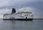 Die 152 Meter lange Scandlines Fähre KRONPRINS FREDERIK auf ihrem Seeweg von Gedser nach Rostock-Überseehafen beim Einlaufen am 17.05.2021 in Warnemünde.