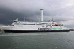 Die Scandlines Fähre COPENHAGEN auf ihrem Seeweg von Rostock-Überseehafen nach Gedser beim Auslaufen am 20.08.2021 in Warnemünde