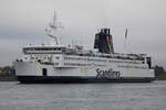 Die Scandlines Fähre KRONPRINS FREDERIK auf ihrem Seeweg von Rostock-Überseehafen nach Gedser beim Auslaufen am Nachmittag des 12.11.2021 in Warnemünde.