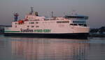 Die Scandlines Fähre BERLIN auf dem Seeweg von Rostock-Überseehafen nach Gedser beim Auslaufen um 06.10 Uhr in Warnemünde.18.04.2022