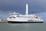 Die Scandlines Fähre Berlin(das 2. Einhorn) auf dem Seeweg von Gedser nach Rostock-Überseehafen beim Einlaufen am 27.05.2022 in Warnemünde.