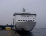 Die FS Mecklenburg Vorpommern der Scandlines steht im Hafen von Rostock bereit und wird gerade beladen. Die FS Mecklenburg Vorpommern fhrt in krze nach Trelleborg in Schweden. 